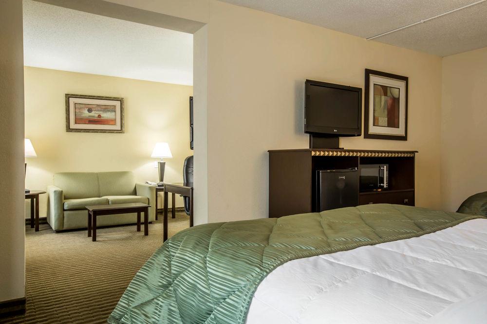 Quality Inn & Suites Greenville - Haywood Mall Buitenkant foto