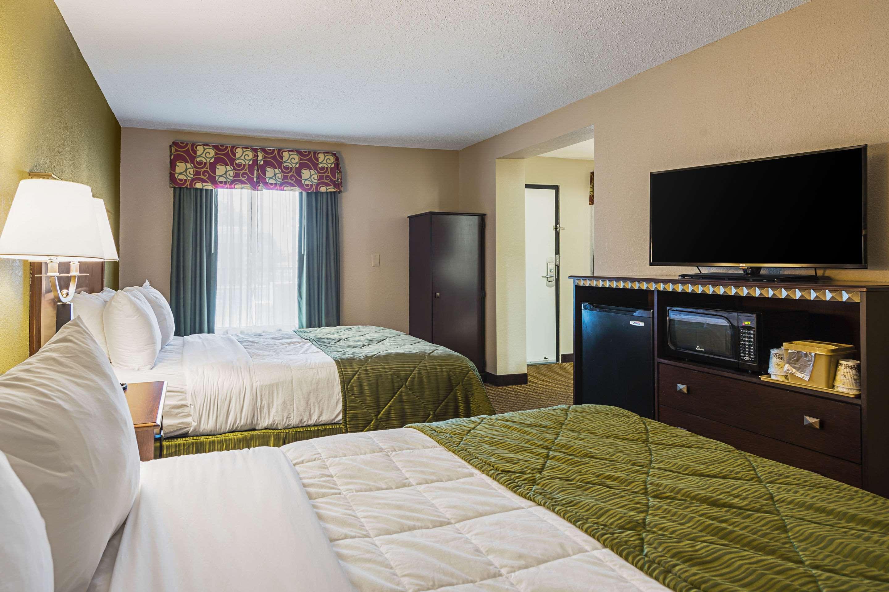Quality Inn & Suites Greenville - Haywood Mall Buitenkant foto