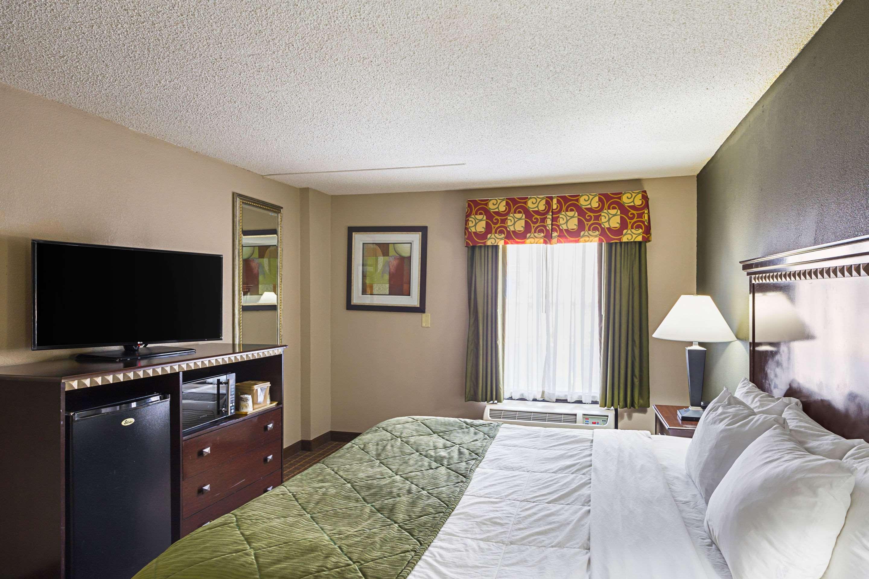 Quality Inn & Suites Greenville - Haywood Mall Buitenkant foto