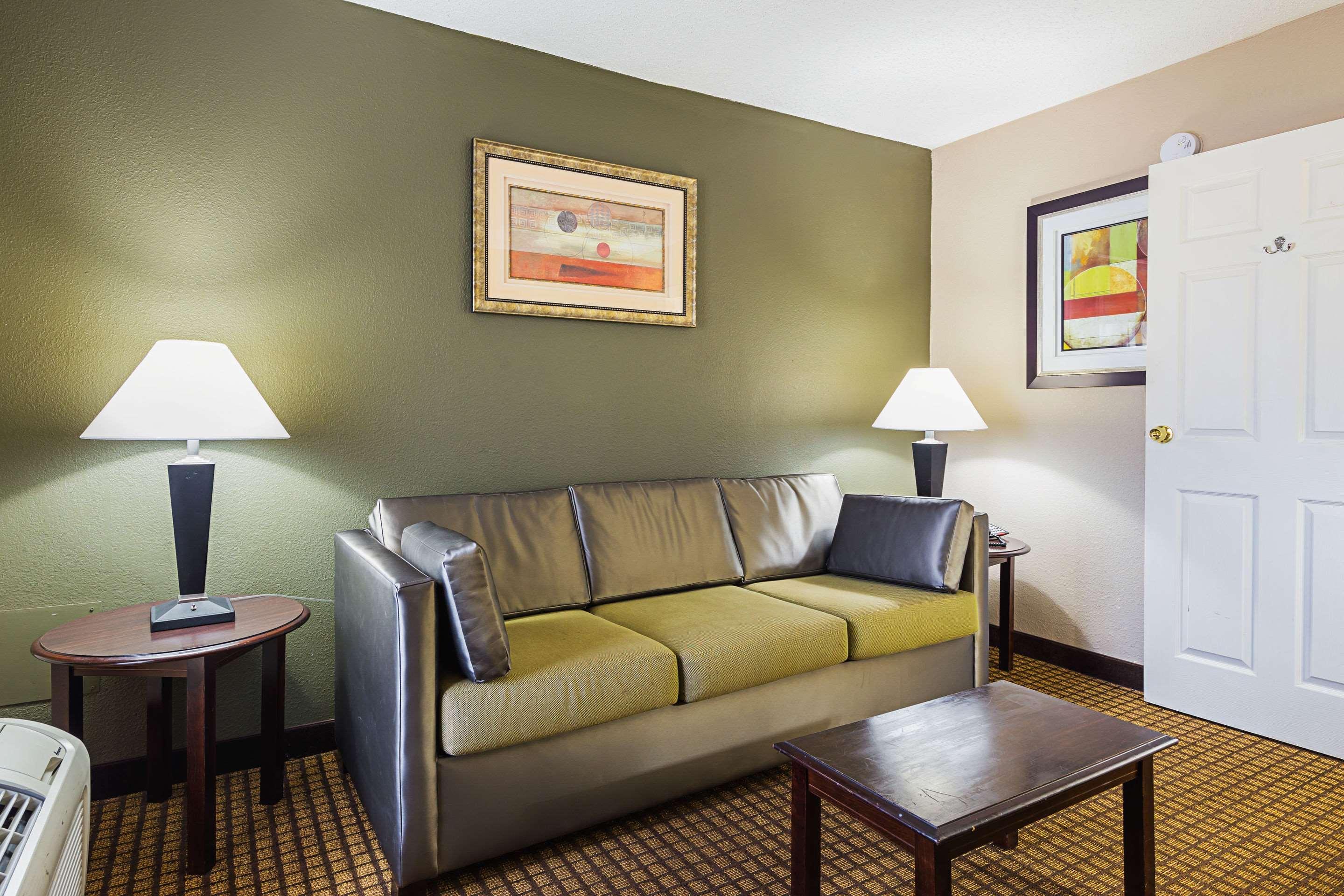 Quality Inn & Suites Greenville - Haywood Mall Buitenkant foto