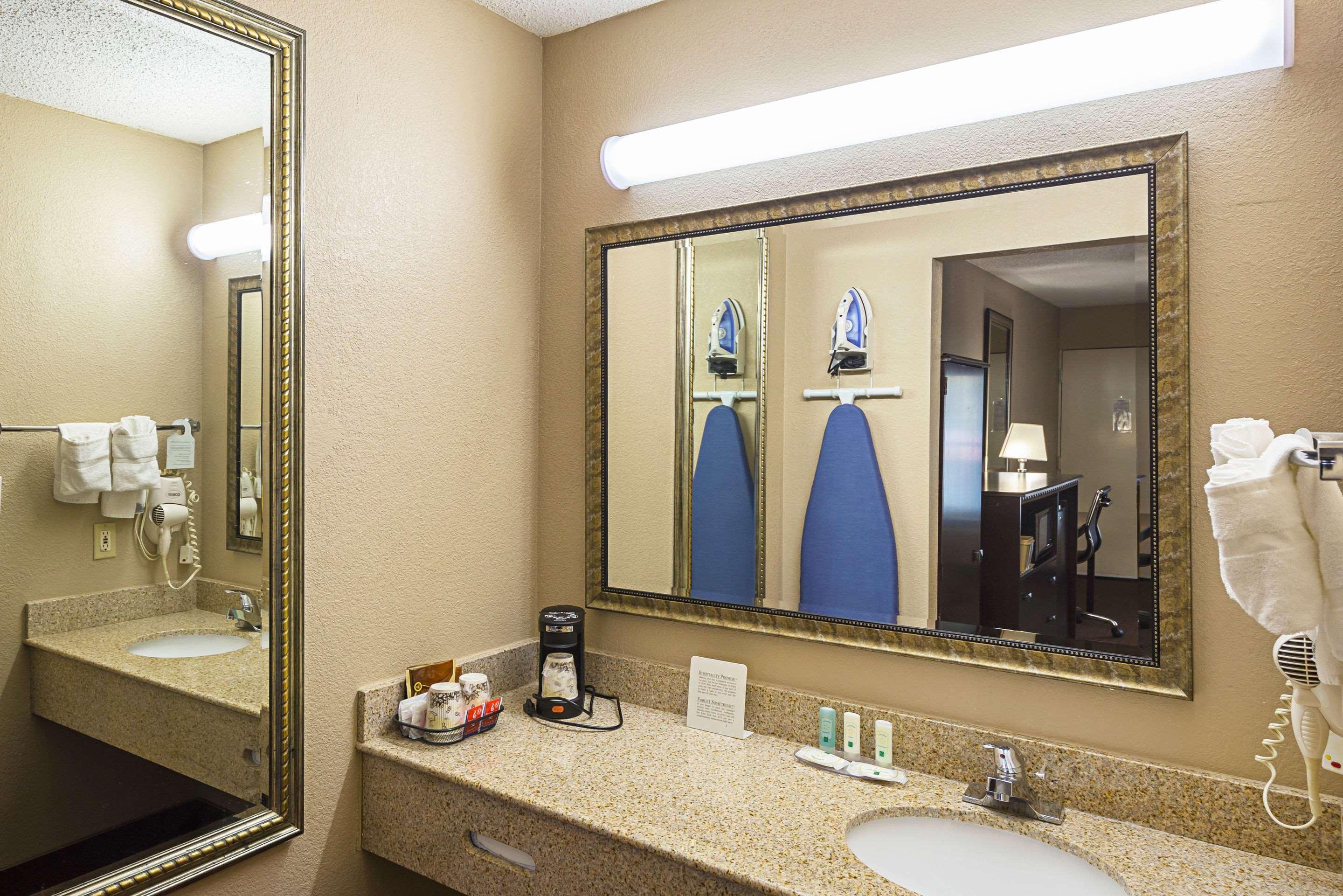 Quality Inn & Suites Greenville - Haywood Mall Buitenkant foto