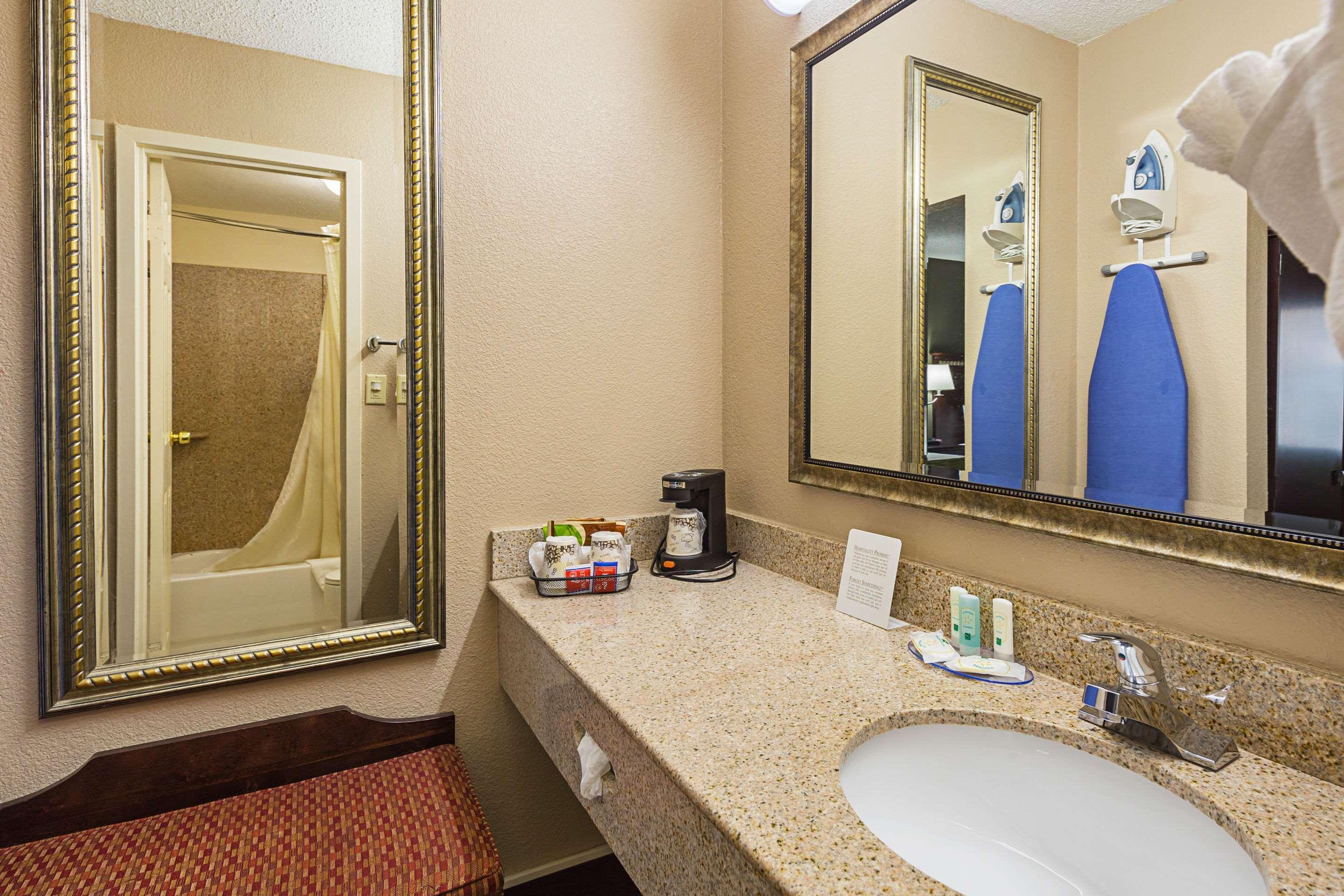 Quality Inn & Suites Greenville - Haywood Mall Buitenkant foto