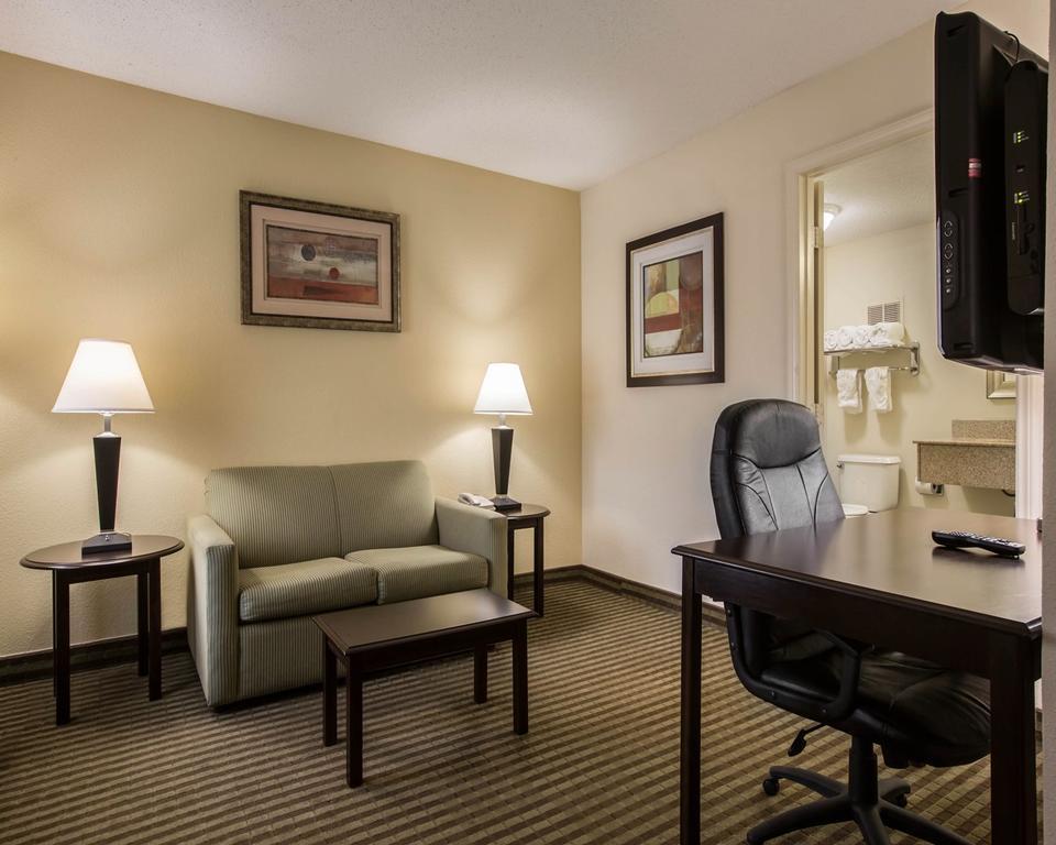 Quality Inn & Suites Greenville - Haywood Mall Buitenkant foto