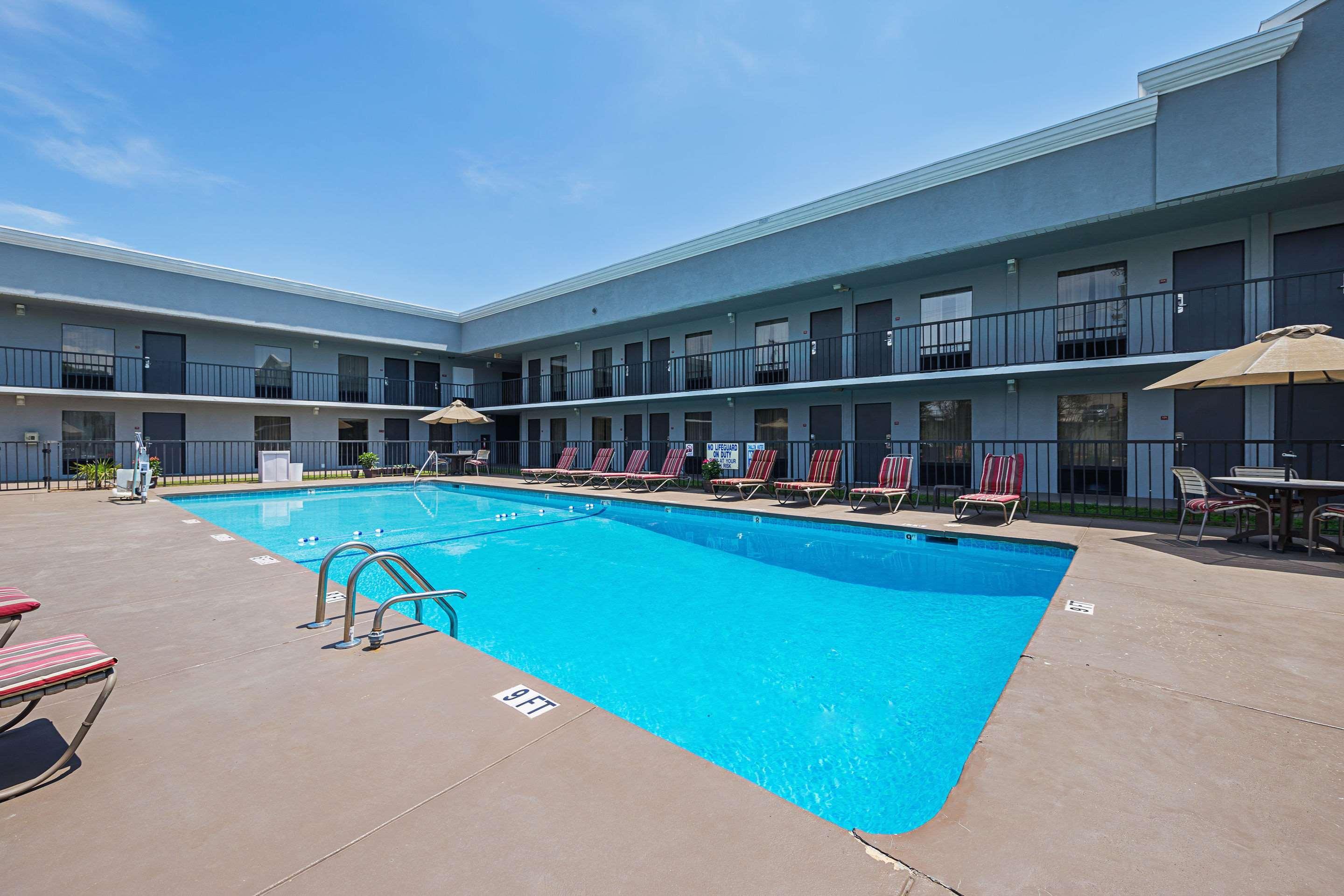 Quality Inn & Suites Greenville - Haywood Mall Buitenkant foto