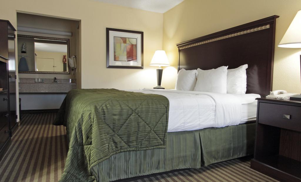 Quality Inn & Suites Greenville - Haywood Mall Buitenkant foto
