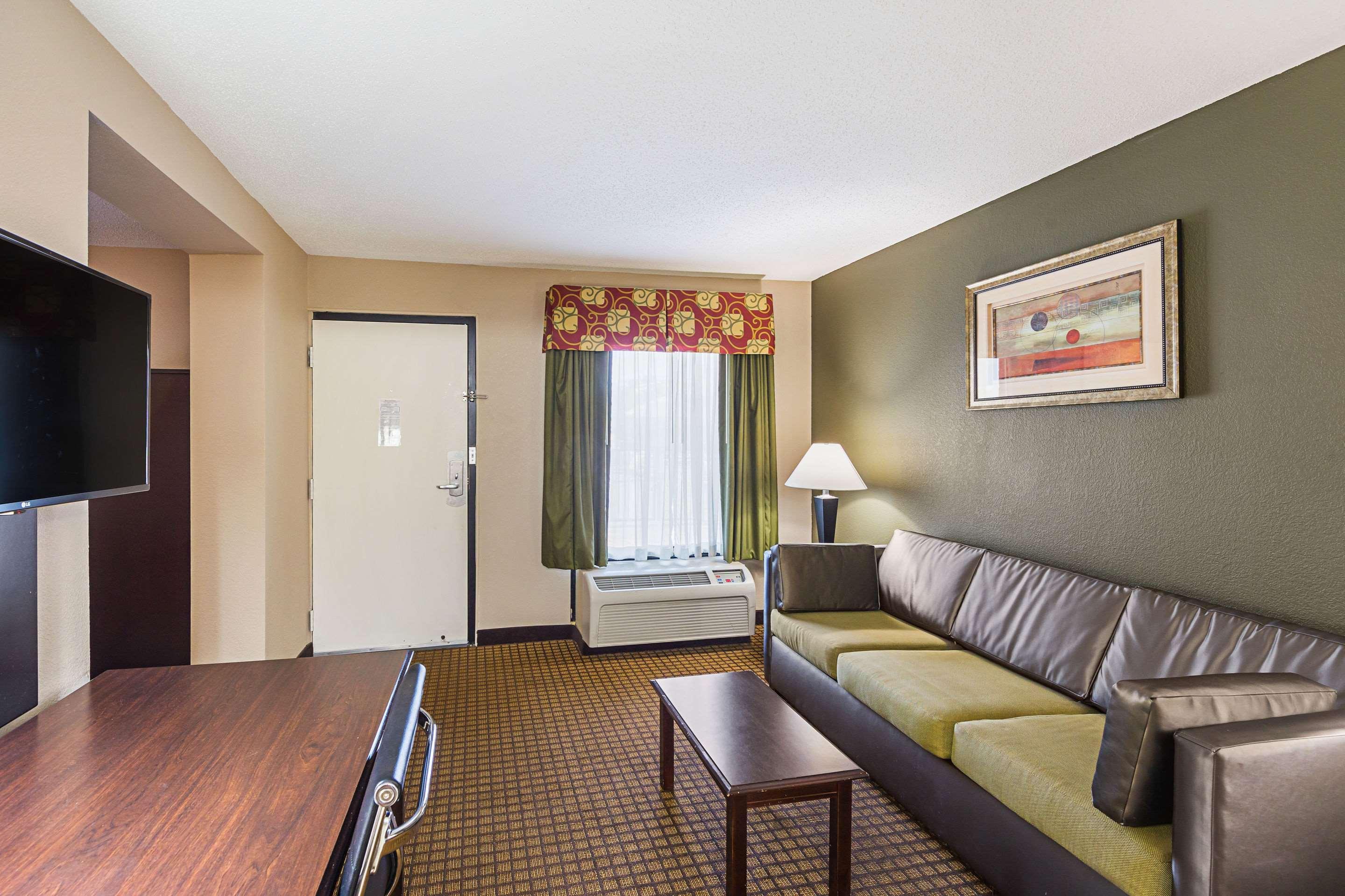 Quality Inn & Suites Greenville - Haywood Mall Buitenkant foto