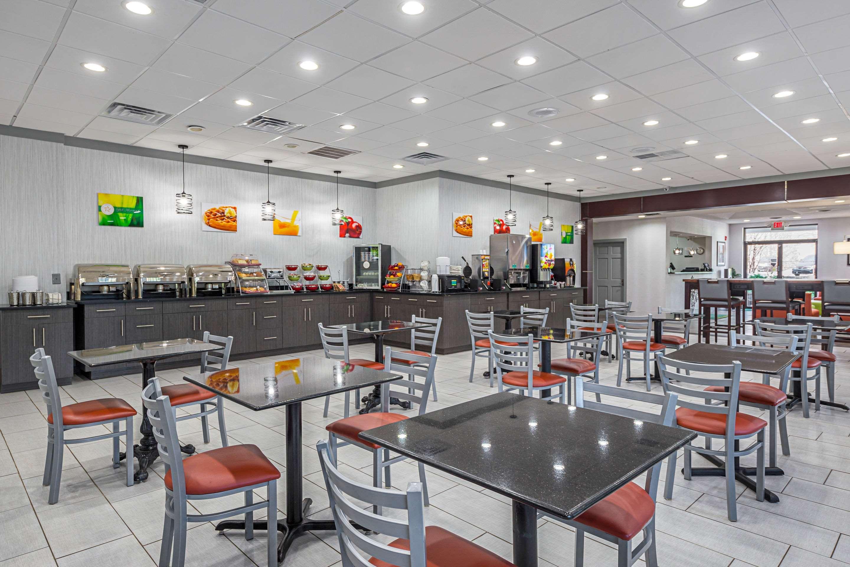 Quality Inn & Suites Greenville - Haywood Mall Buitenkant foto