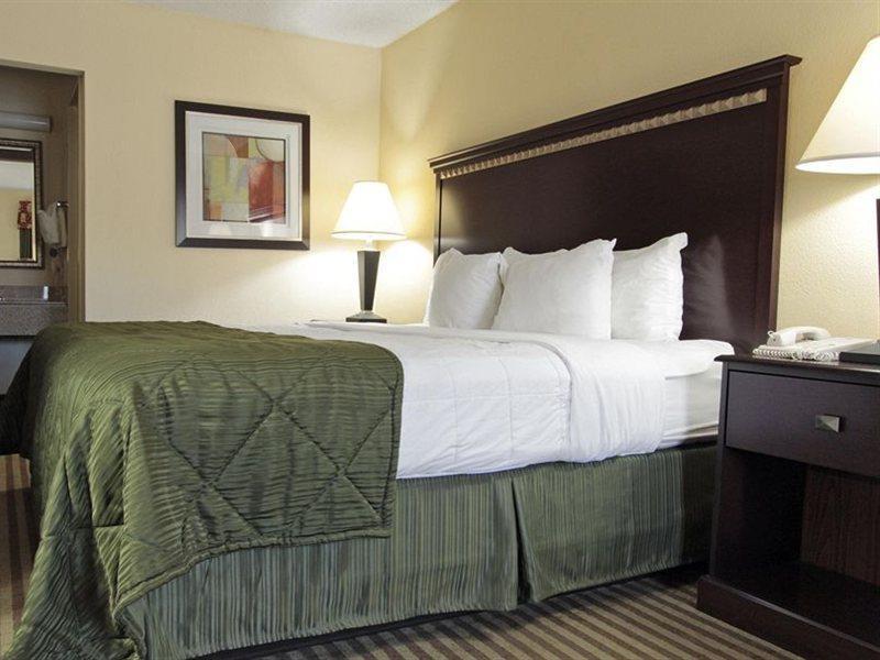 Quality Inn & Suites Greenville - Haywood Mall Buitenkant foto