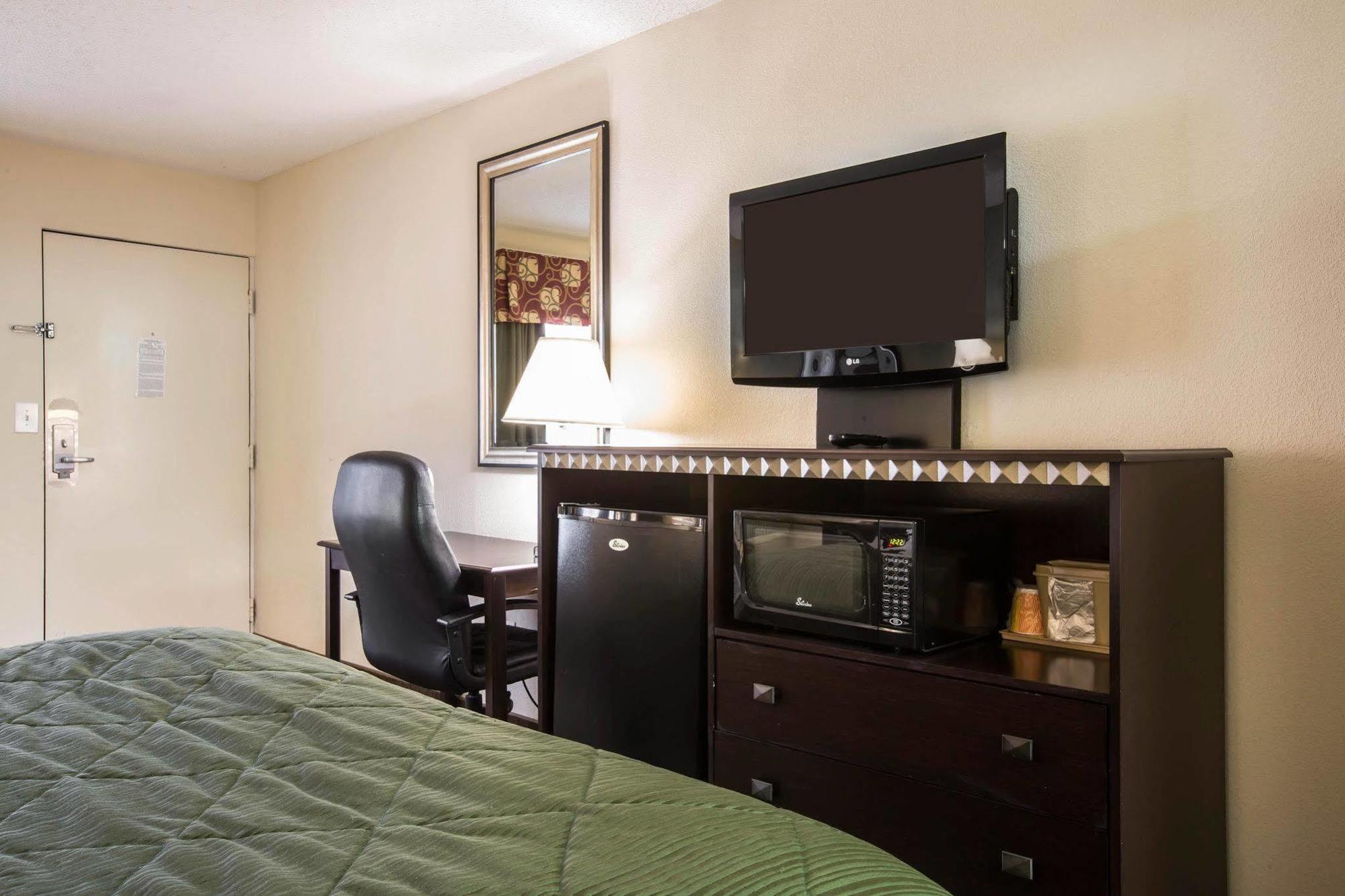 Quality Inn & Suites Greenville - Haywood Mall Buitenkant foto