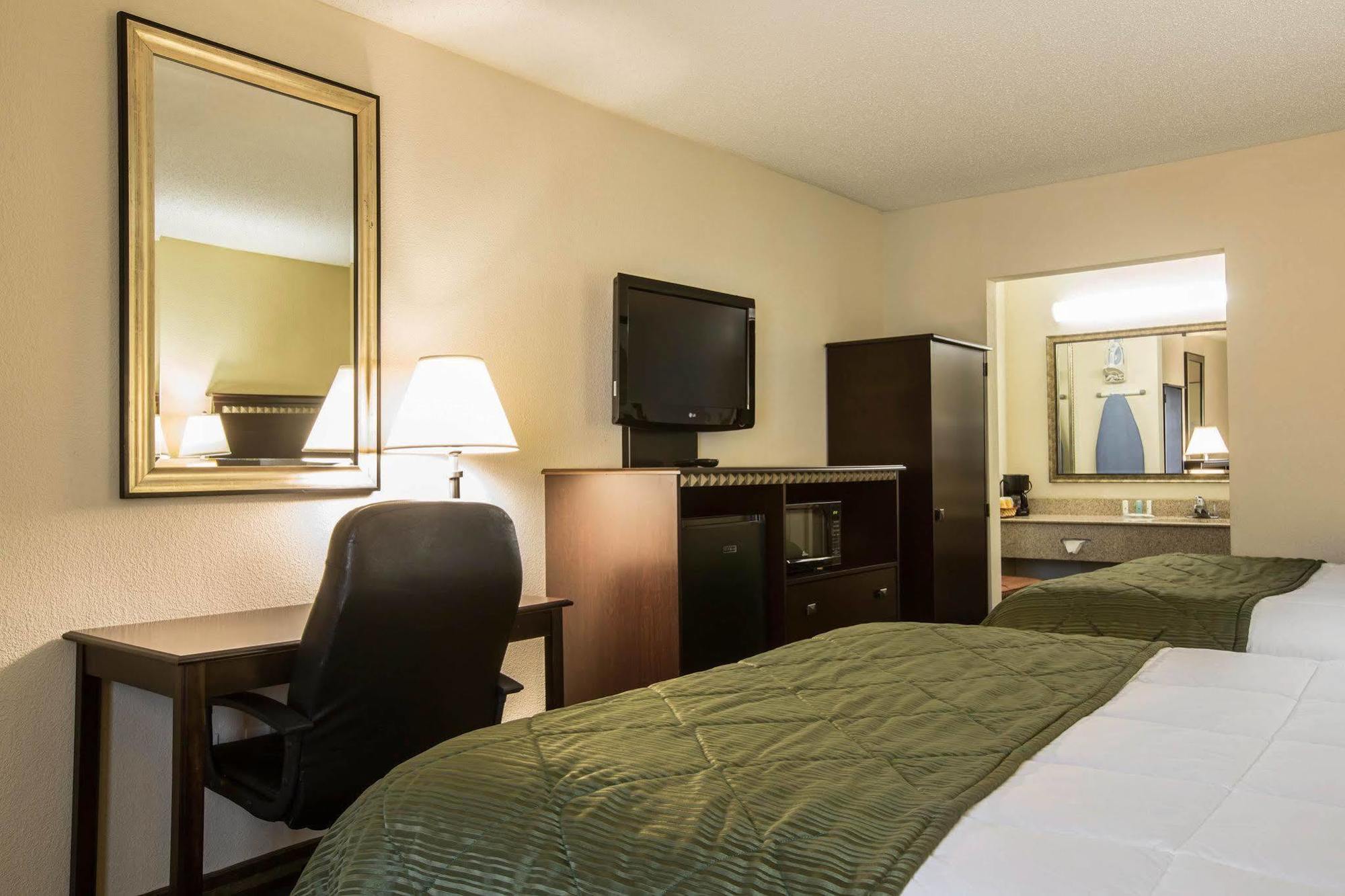 Quality Inn & Suites Greenville - Haywood Mall Buitenkant foto